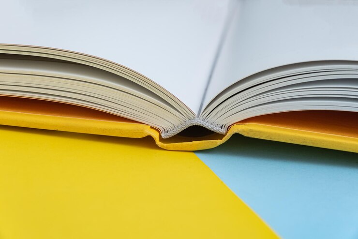 Foto grátis livro de papel físico em close-up de fundo