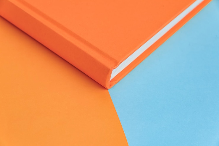 Foto grátis livro de papel físico em close-up de fundo