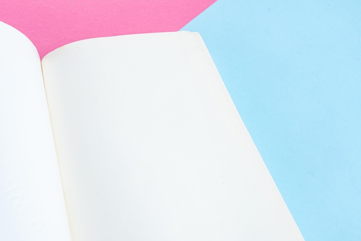 Foto grátis livro de papel físico sobre o plano de fundo