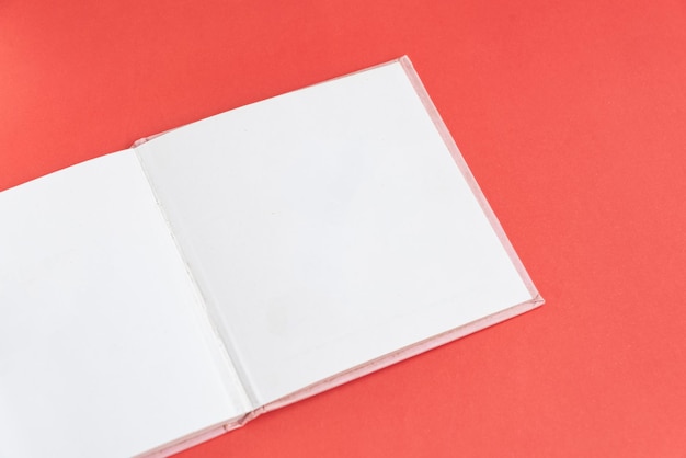 Foto grátis livro de papel físico sobre o plano de fundo