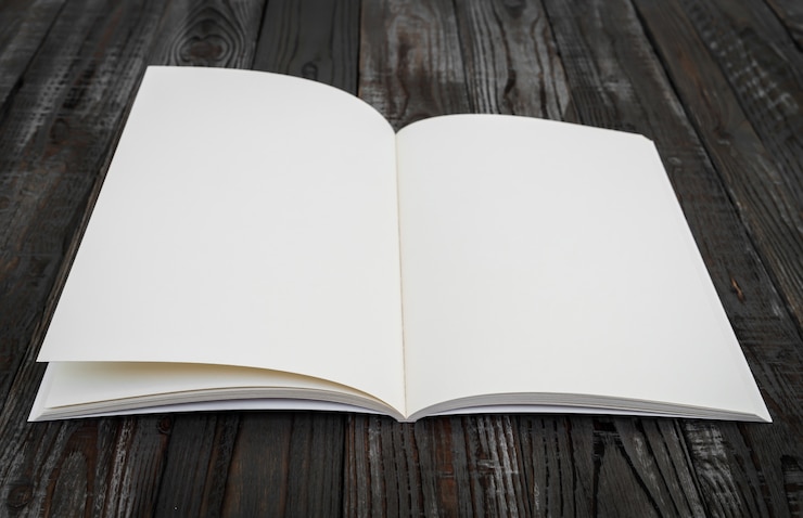 Foto grátis livro em branco em uma mesa de madeira