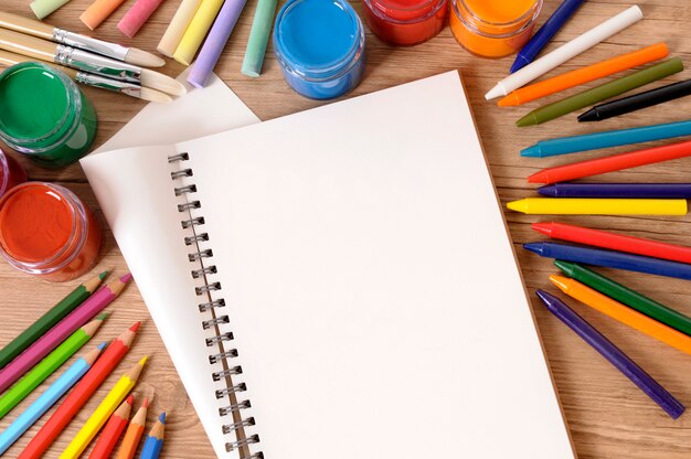 Livro escolar com equipamento artístico