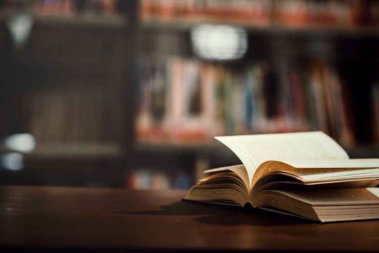 Foto grátis livro na biblioteca com livro aberto