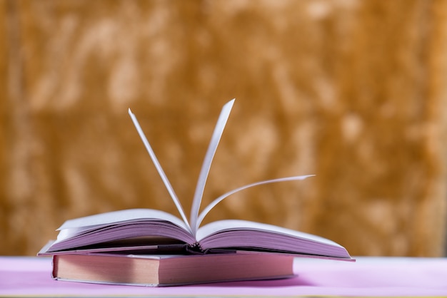 Foto grátis livro sobre a mesa, conceito de educação