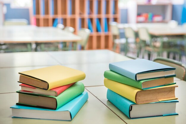 Livros coloridos na mesa da escola