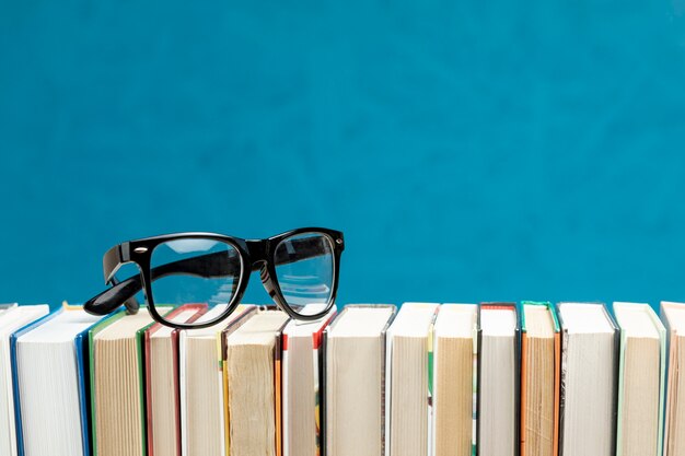 Livros de vista frontal com óculos