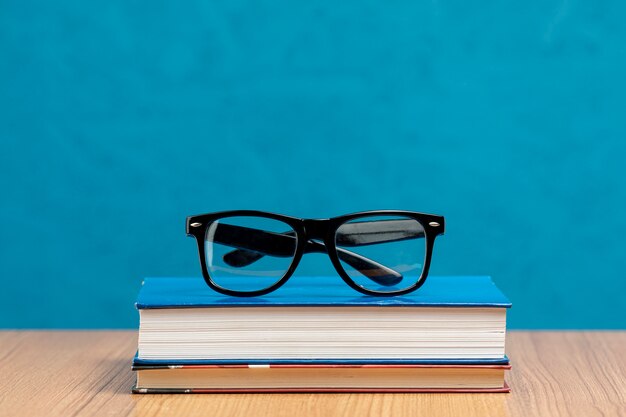 Livros de vista frontal com óculos