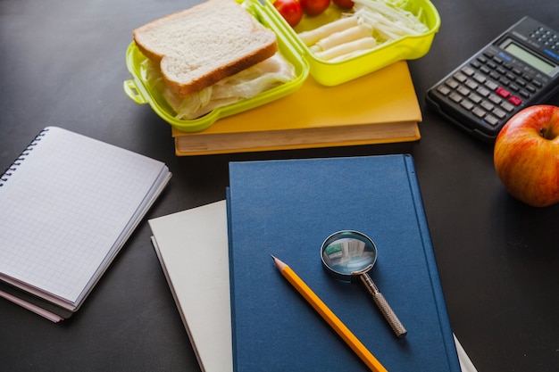 Foto grátis livros escolares e lanches