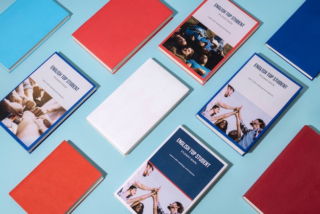 Foto grátis livros ingleses descansando na mesa do espaço de trabalho