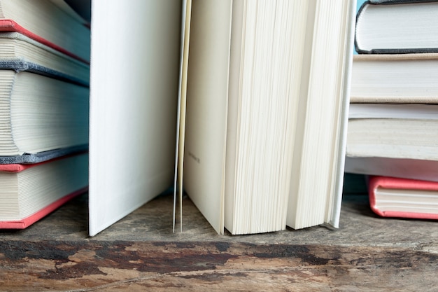 Foto grátis livros interessantes na mesa