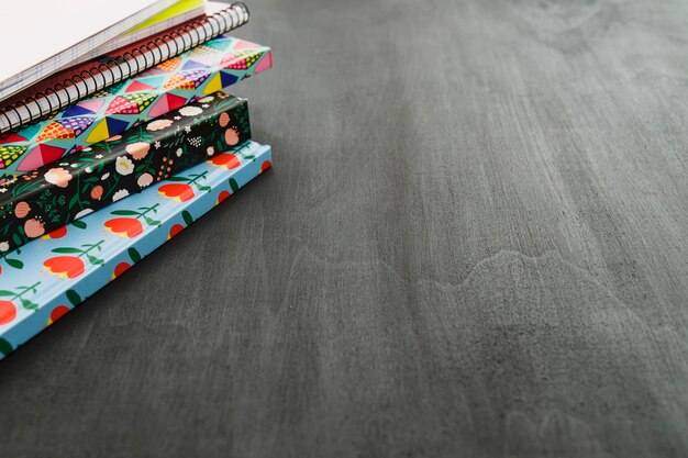 Livros, pastas e cadernos na mesa