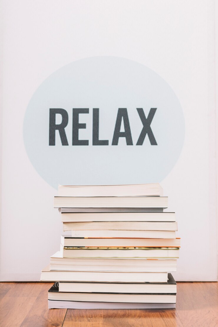 Foto grátis livros perto de relaxar escrevendo