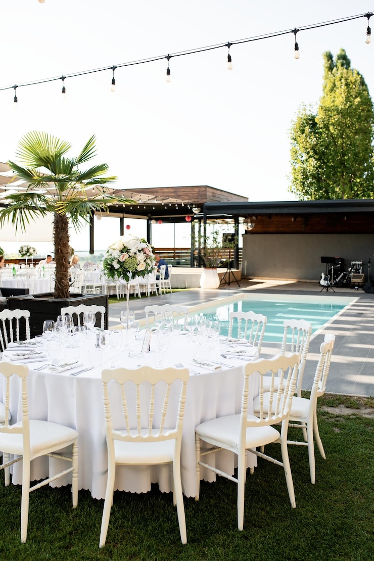 Foto grátis local de casamento branco com piscina.