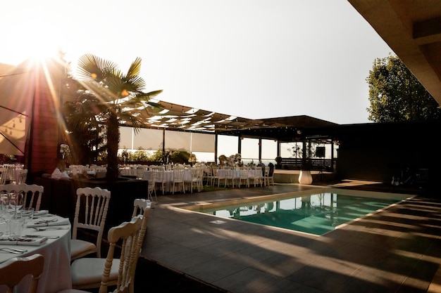 Local de casamento elegante com piscina.