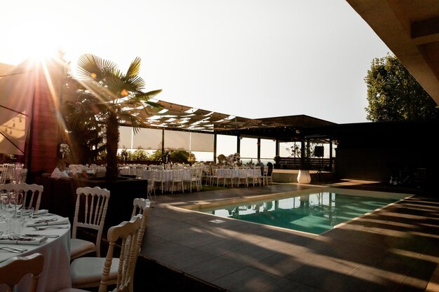 Local de casamento elegante com piscina.