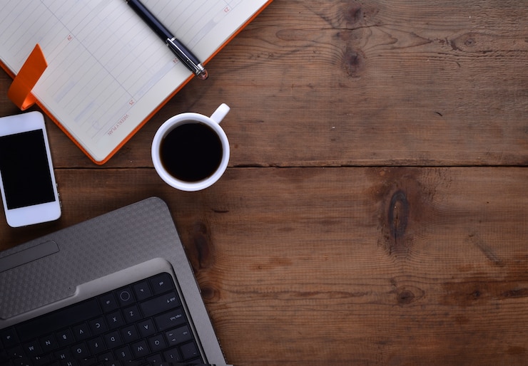 Foto grátis local de trabalho com café notebook smartphone e laptop