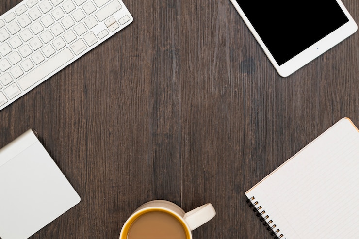 Foto grátis local de trabalho com gadgets e café