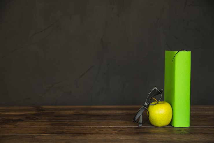 Foto grátis local de trabalho com livro apple e óculos