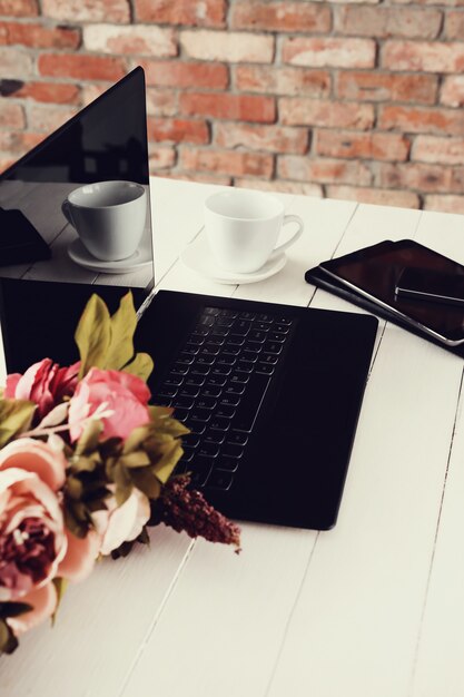 Local de trabalho com uma xícara de café e laptop