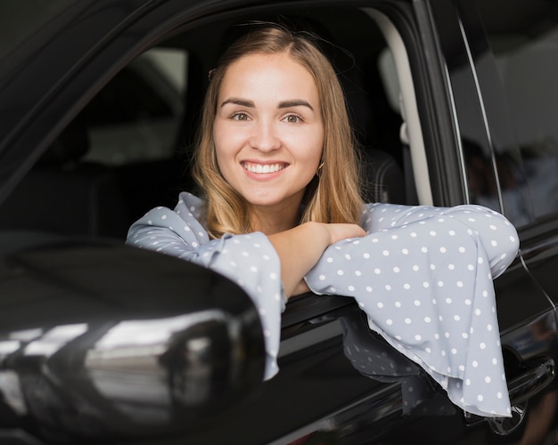 Localização de mulher loira sorridente em um carro