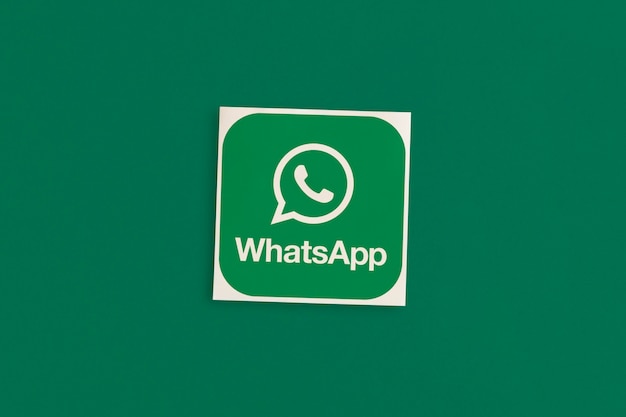 Logotipo do whatsapp em um fundo rosa