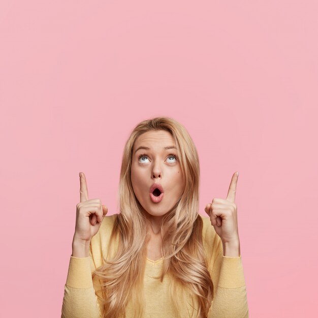 Loira bonita com suéter amarelo