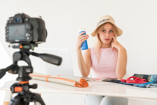 Foto grátis loira influencer gravação férias vídeo