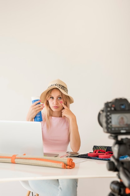 Loira influencer gravação férias vídeo