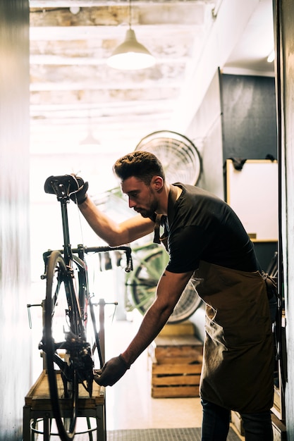 Foto grátis loja de bicicletas com assistente de loja