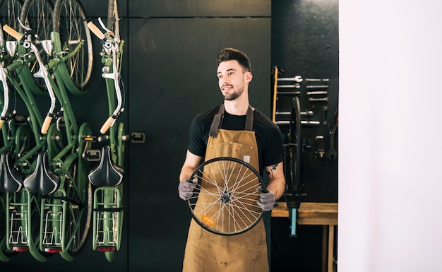 Foto grátis loja de bicicletas com assistente de loja