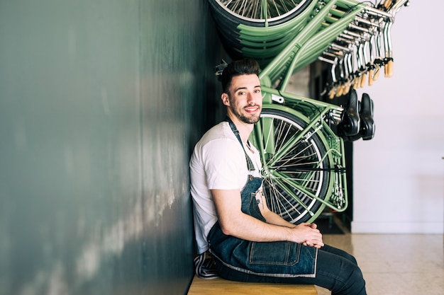 Loja de bicicletas com assistente de loja