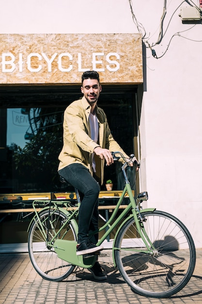 Foto grátis loja de bicicletas com assistente de loja