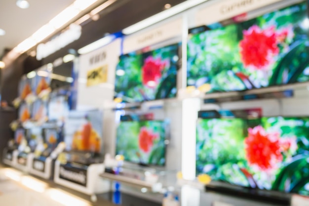 Loja de departamento eletrônica mostra tv de televisão e eletrodomésticos com fundo desfocado de luz bokeh