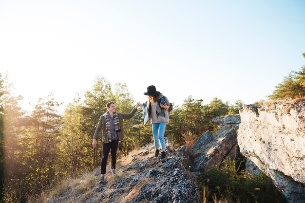 Long shot casal adulto nas montanhas