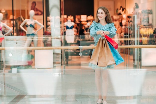 Foto grátis long shot garota de vestido no shopping