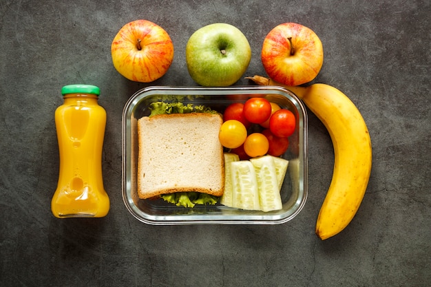 Foto grátis lote de comida cozida composição na mesa