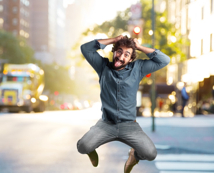 Foto grátis louco salto jovem. expressão feliz