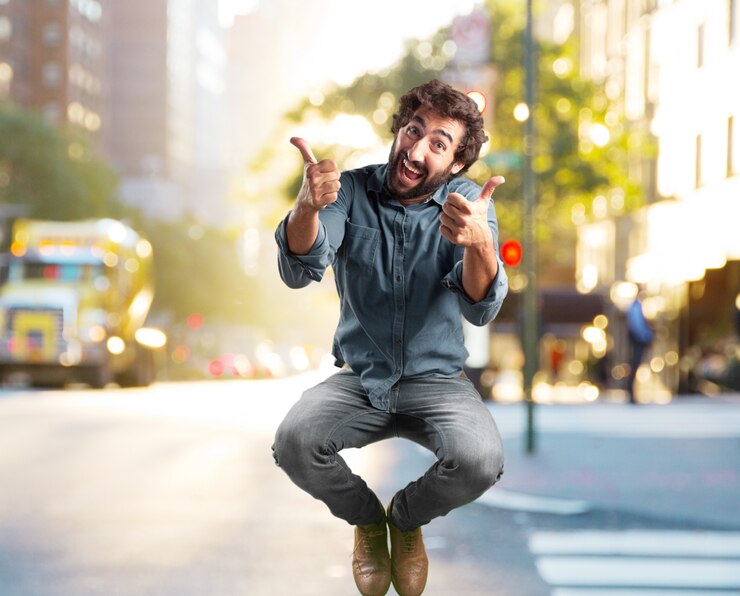 Foto grátis louco salto jovem. expressão feliz