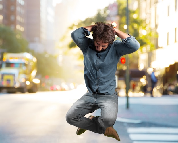 Louco salto jovem. expressão feliz