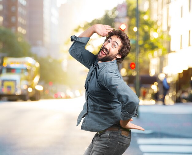 Louco salto jovem. expressão feliz