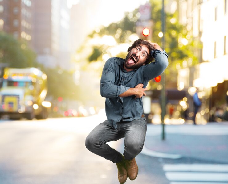 Foto grátis louco salto jovem. expressão feliz