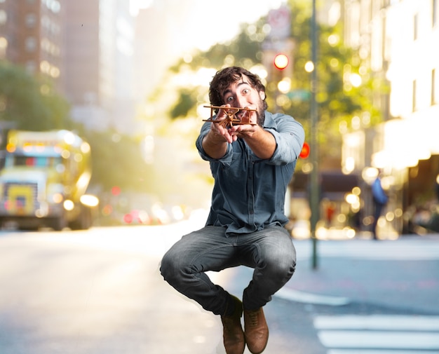 Foto grátis louco salto jovem. expressão feliz