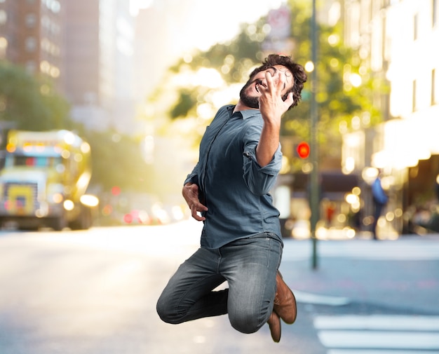 Foto grátis louco salto jovem. expressão feliz