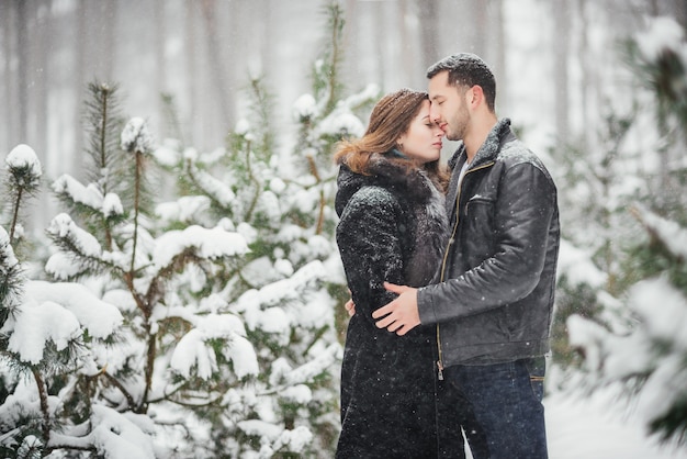 Love Story de um jovem casal no inverno.