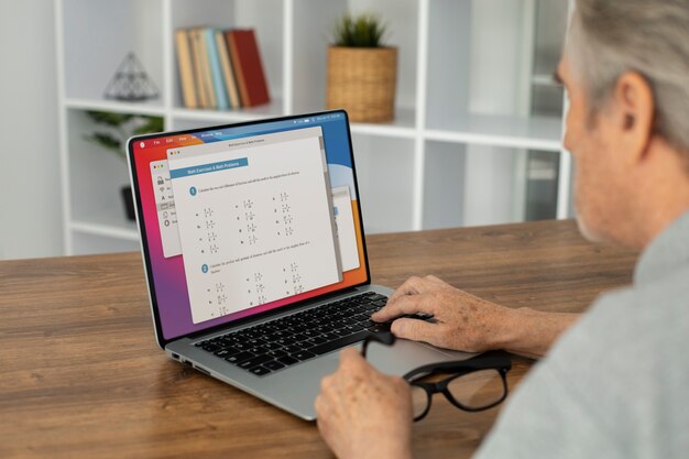 Último homem dando aulas online em um laptop