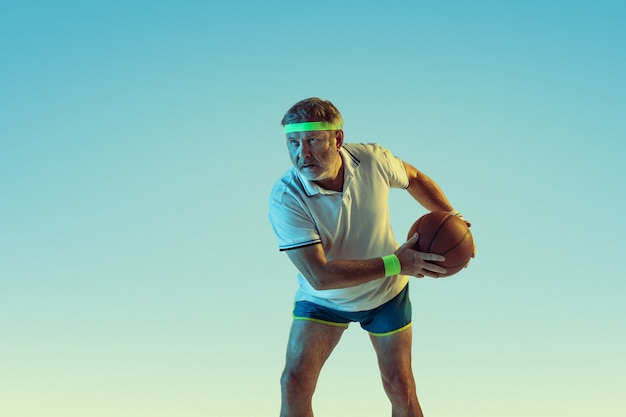 Último homem jogando basquete em uma parede gradiente com luz de néon