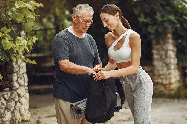 Último homem no parque de verão. Grangfather com a neta.