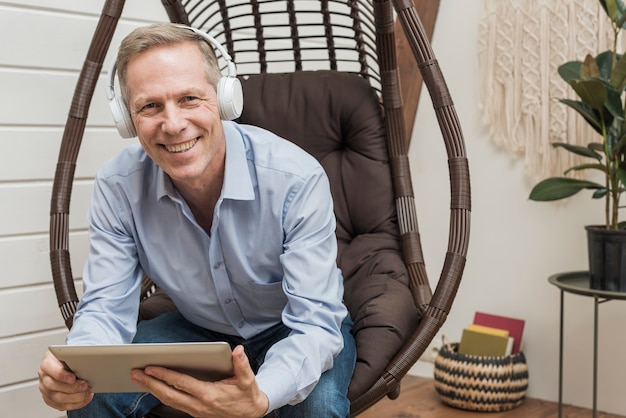 Último homem ouvindo música embora fones de ouvido