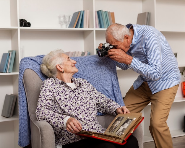 Último homem tirando uma foto de sua esposa