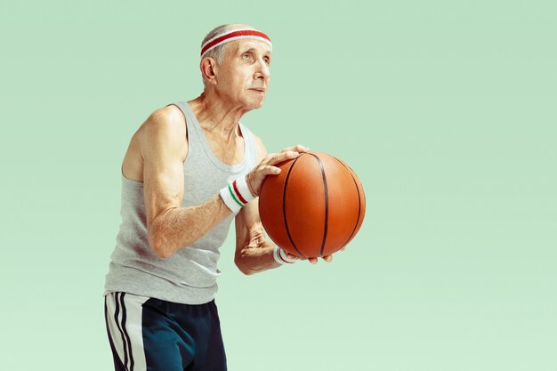 Último homem vestindo roupas esportivas jogando basquete no gramado